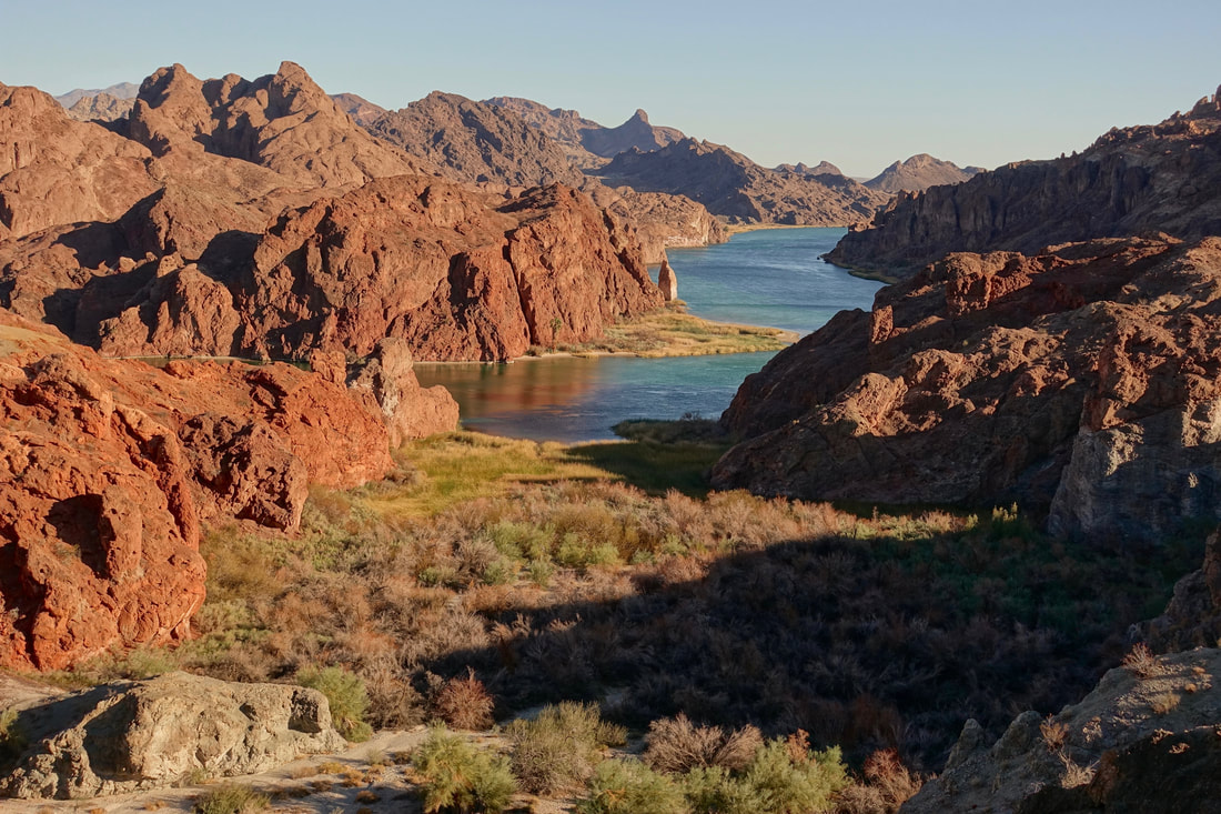 Devils Elbow at Topock Gorge on the Colorado River, hiking in the Chemehuevi Mountains Wildnerness